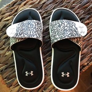 Under Armour Slide Sandals - LIKE NEW - cushioned!